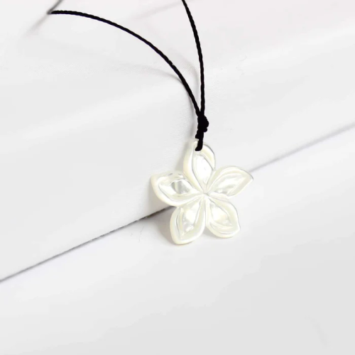 CARVED PLUMERIA NECKLACE WHI